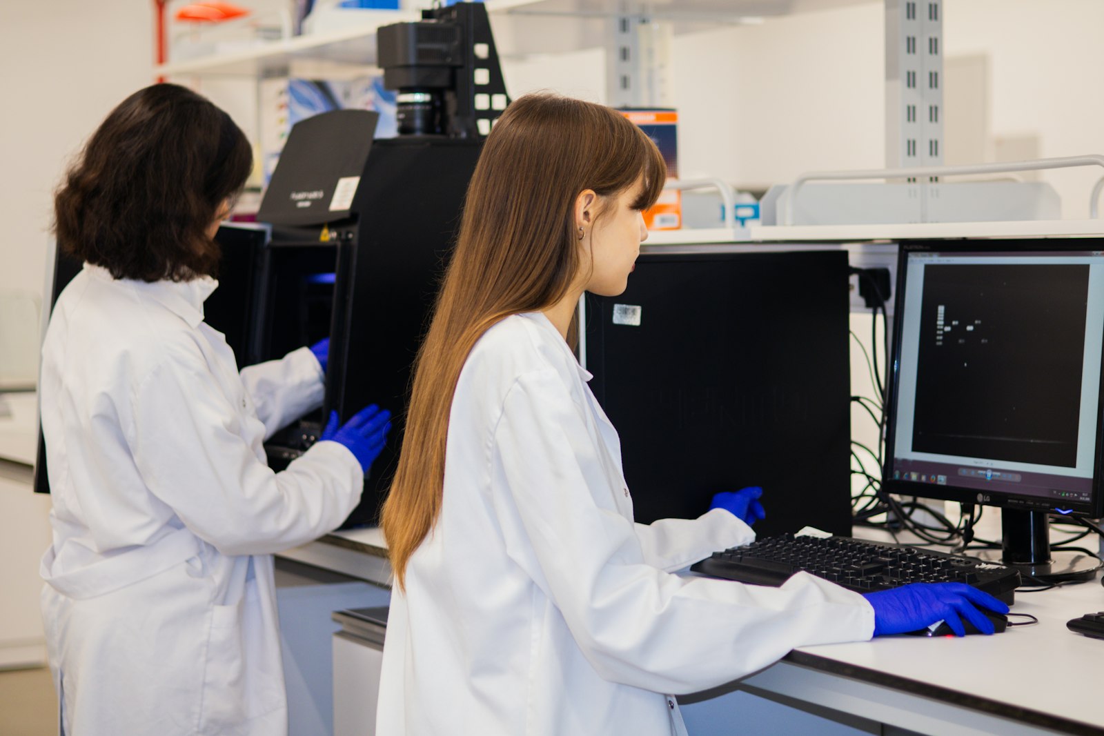 Image d'illustration — deux scientifiques travaillant sur ordinateur dans un laboratoire