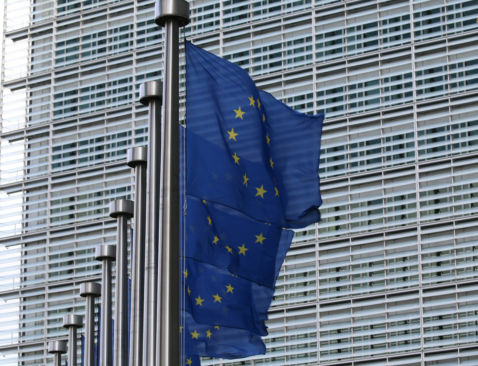 Image d'illustration — les drapeaux de l'Union devant le bâtiment Berlaymont, siège de la Commission européenne à Bruxelles.