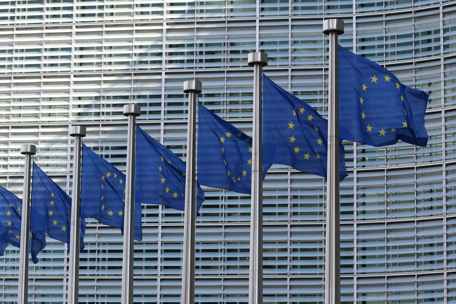 Image d'illustration — drapeaux de l'UE devant le bâtiment Berlaymont de la Commission européenne