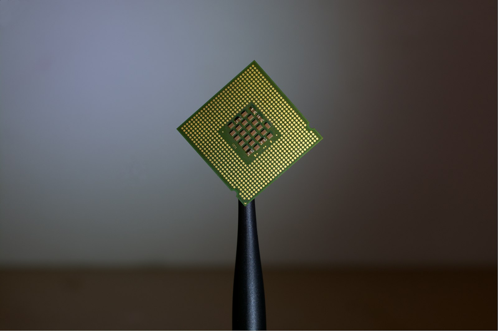 Image d'illustration — un circuit imprimé de puce électronique, le terrain sur lequel se joue la bataille AMD-Nvidia.