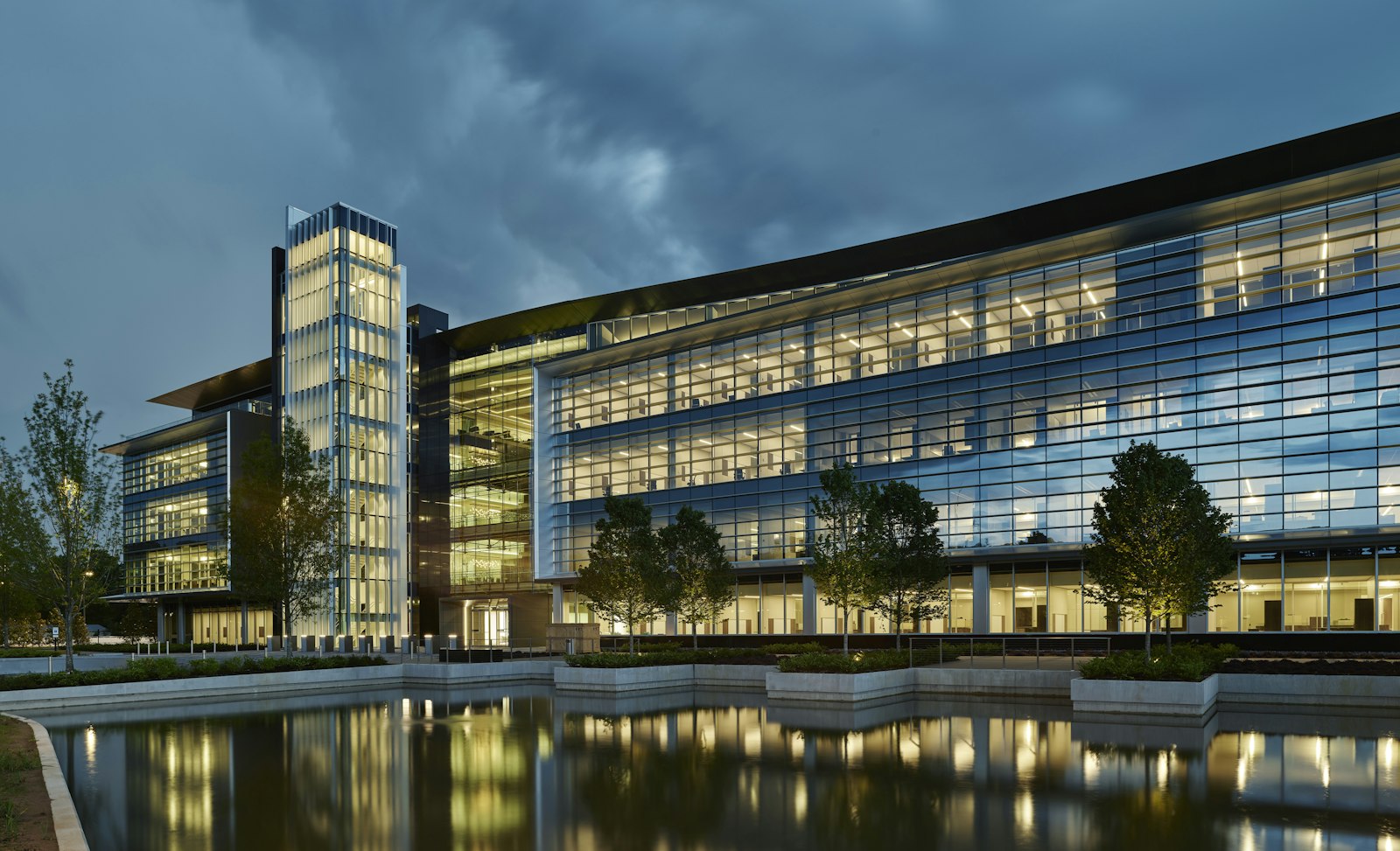 Image d'illustration — un immeuble de bureaux vitré au bord de l'eau