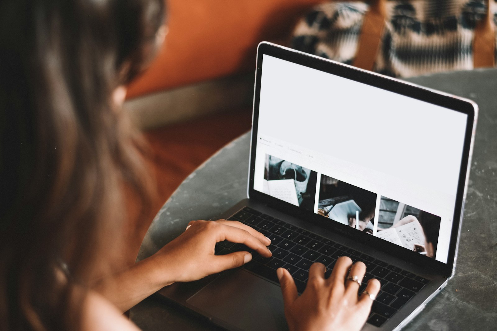 Image d'illustration — une utilisatrice travaillant sur son ordinateur portable