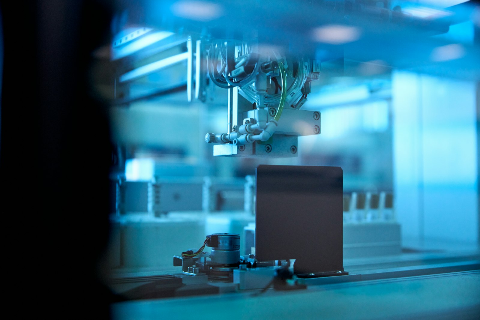 Image d'illustration — préparation et transport automatisés d'échantillons en laboratoire, le type de tâches mécaniques que le standard vise à confier aux agents.