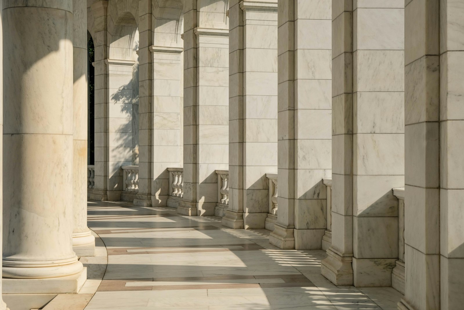 Image d'illustration — colonnes de l'amphithéâtre d'Arlington National Cemetery, Washington