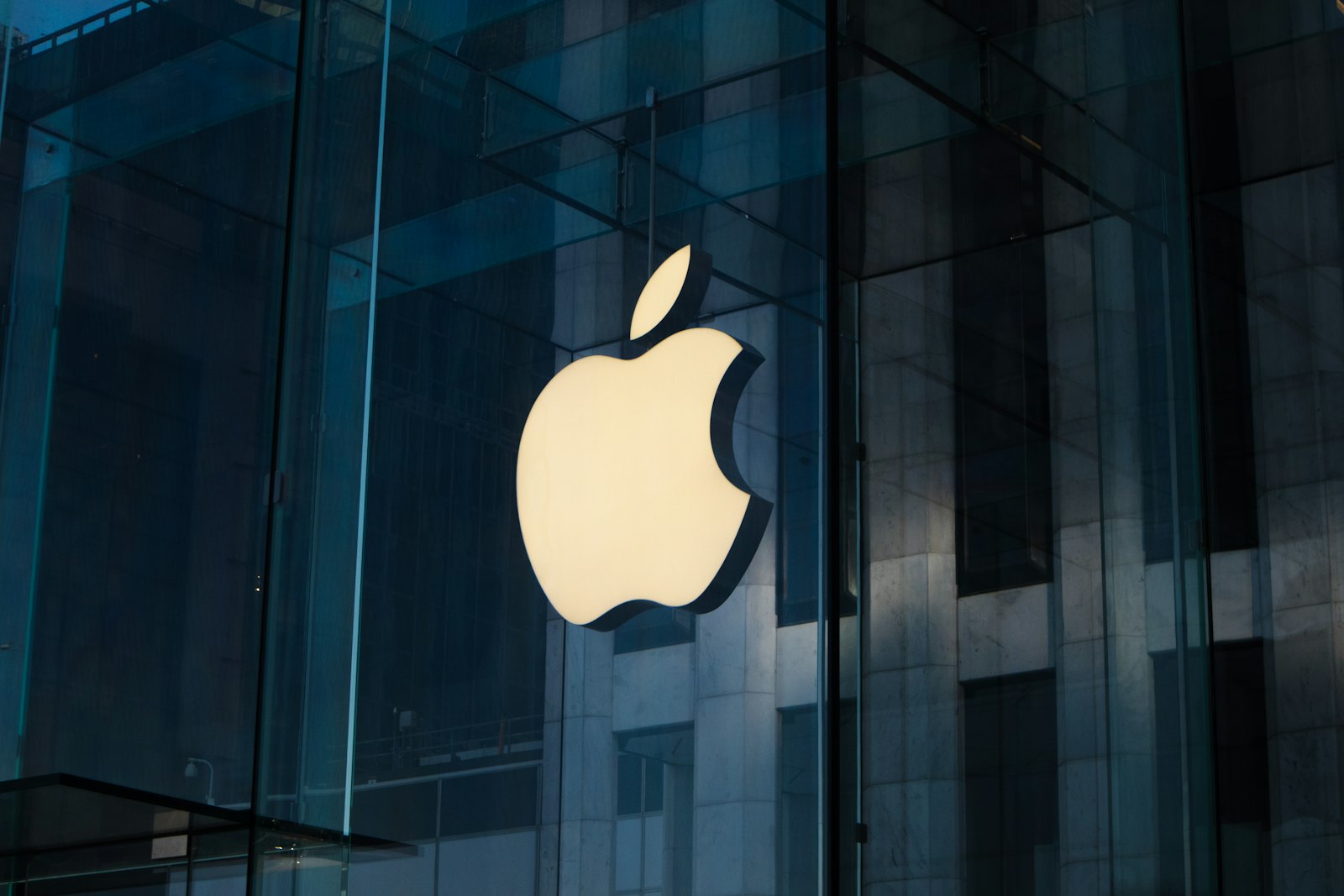 Image d'illustration — le logo Apple sur la vitrine d'un Apple Store.