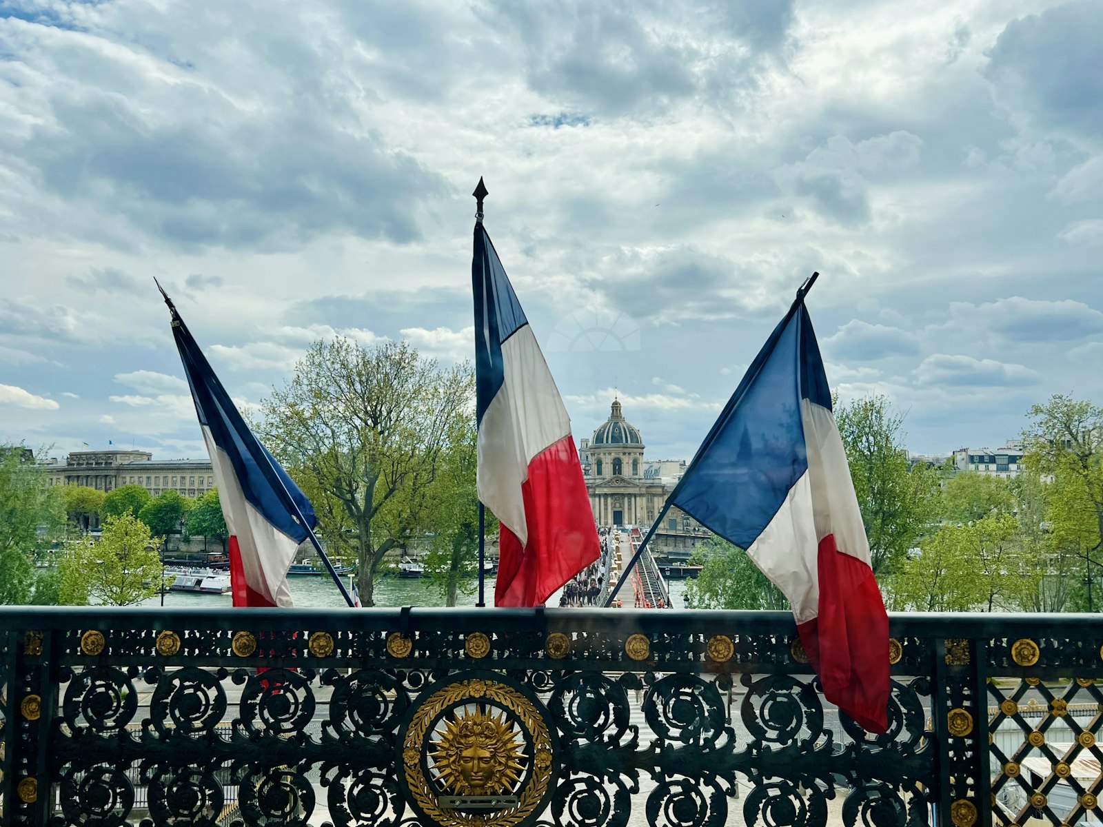 Image d'illustration — drapeaux français, symbole des institutions à l'origine de la doctrine de sécurité économique.
