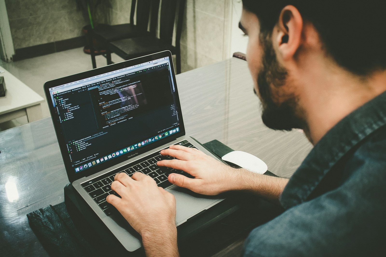 Image d'illustration — une personne développe sur un MacBook Pro.