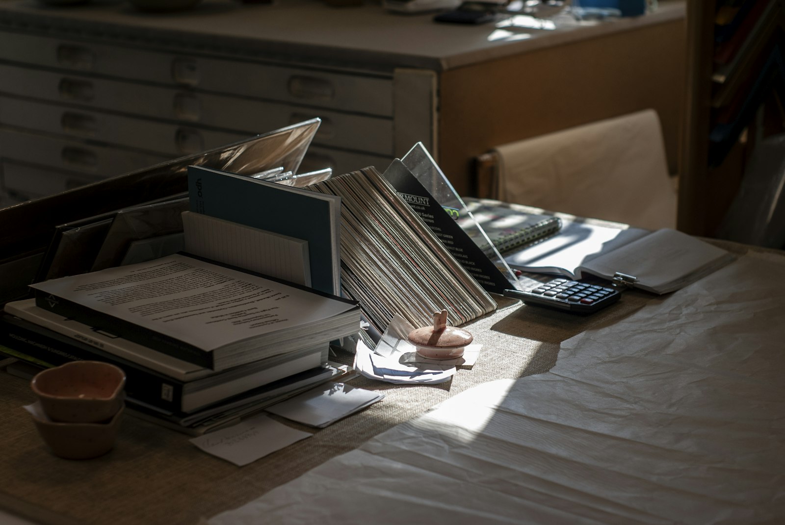 Image d'illustration — les piles de documents papier, matière première du traitement documentaire automatisé.