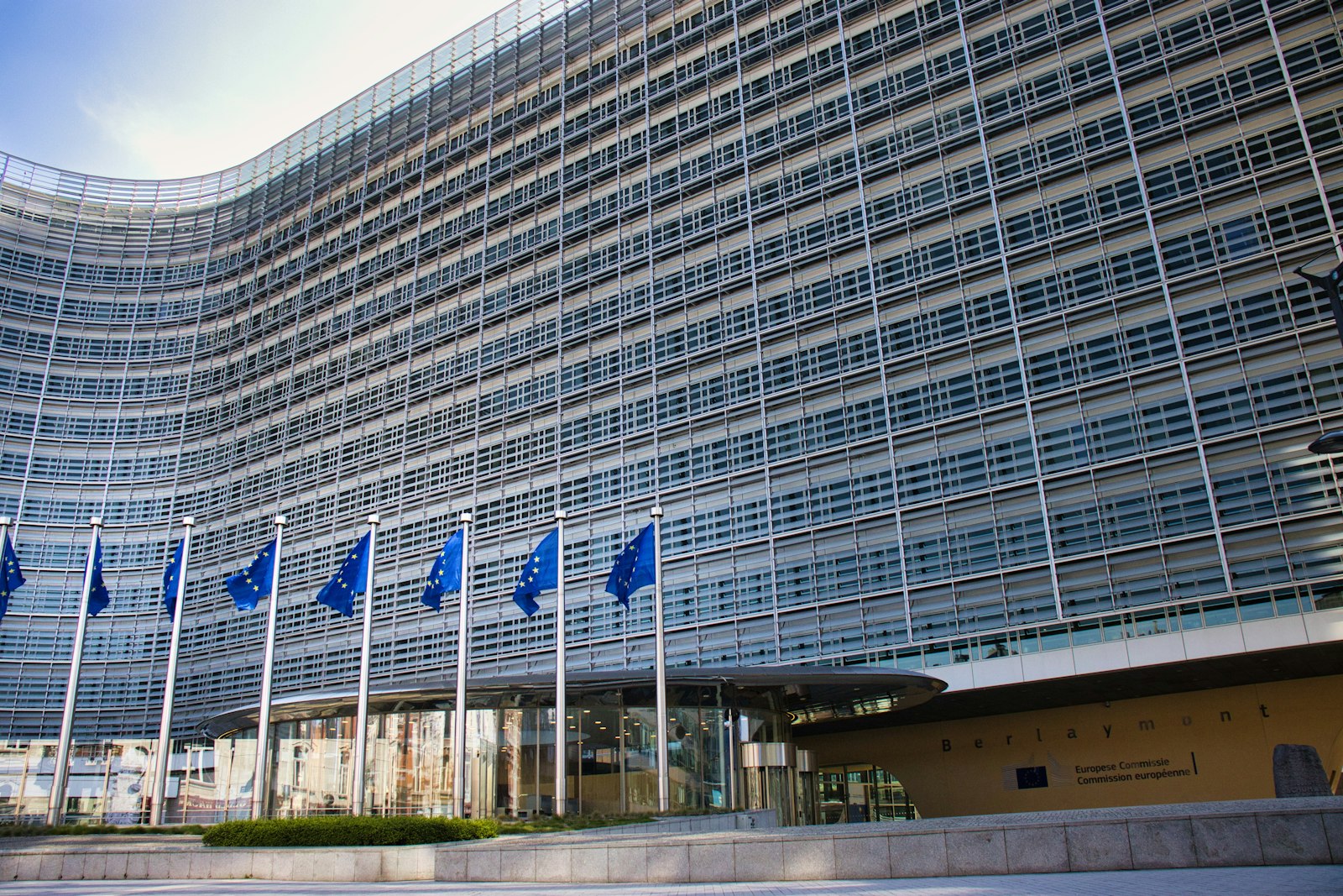 Image d'illustration — bâtiment vitré aux drapeaux de l'Union européenne