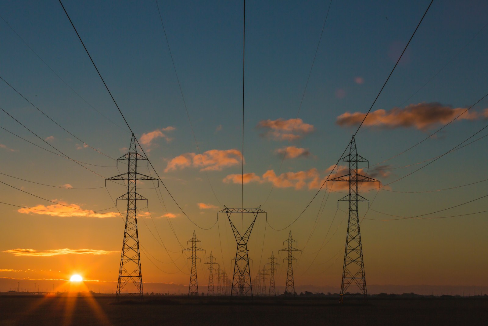 Image d'illustration — pylônes électriques haute tension au crépuscule