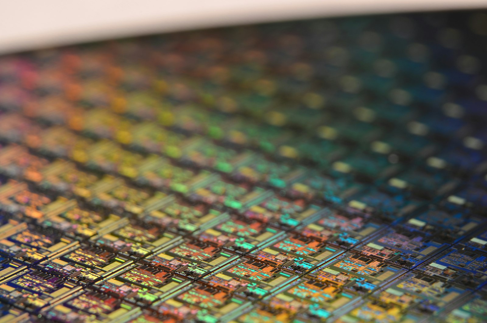 Image d'illustration — gros plan macro sur un wafer de silicium