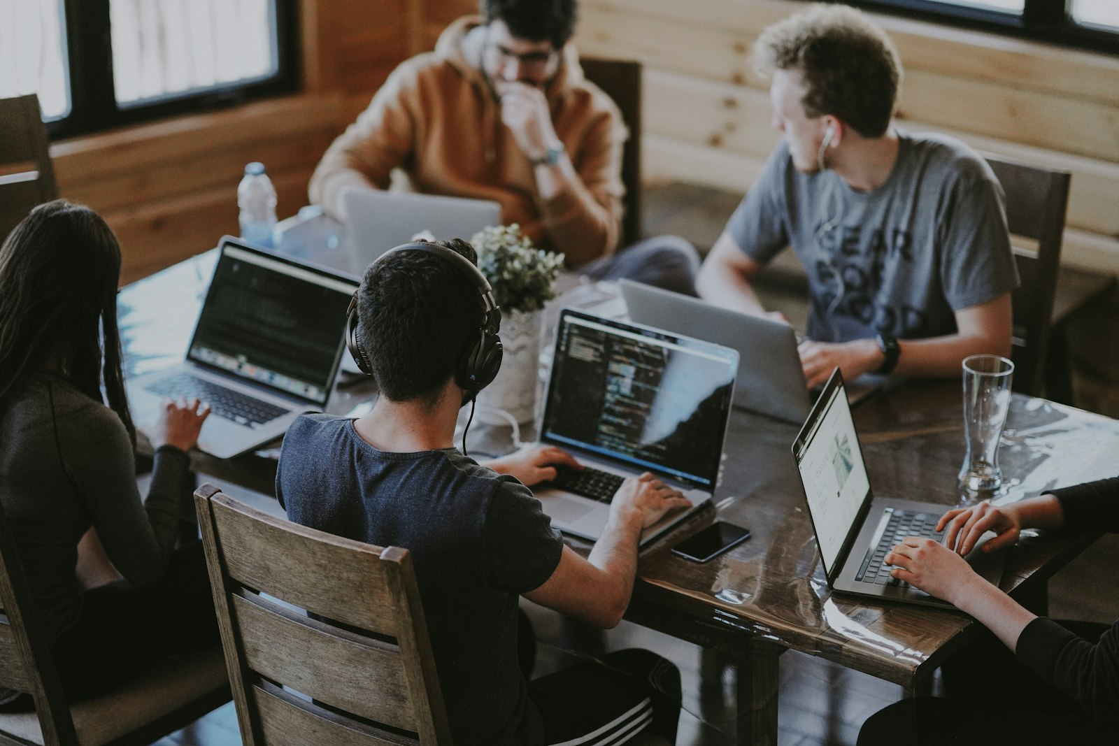 Image d'illustration — une équipe au travail dans un espace de coworking. Photo de stock, sans lien avec une entreprise citée.