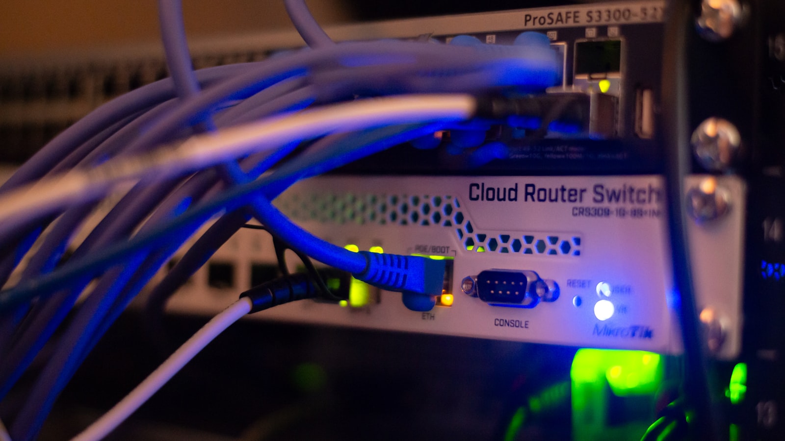 Image d'illustration — équipements réseau et câbles Ethernet, l'infrastructure que les modèles cyber apprennent à défendre.