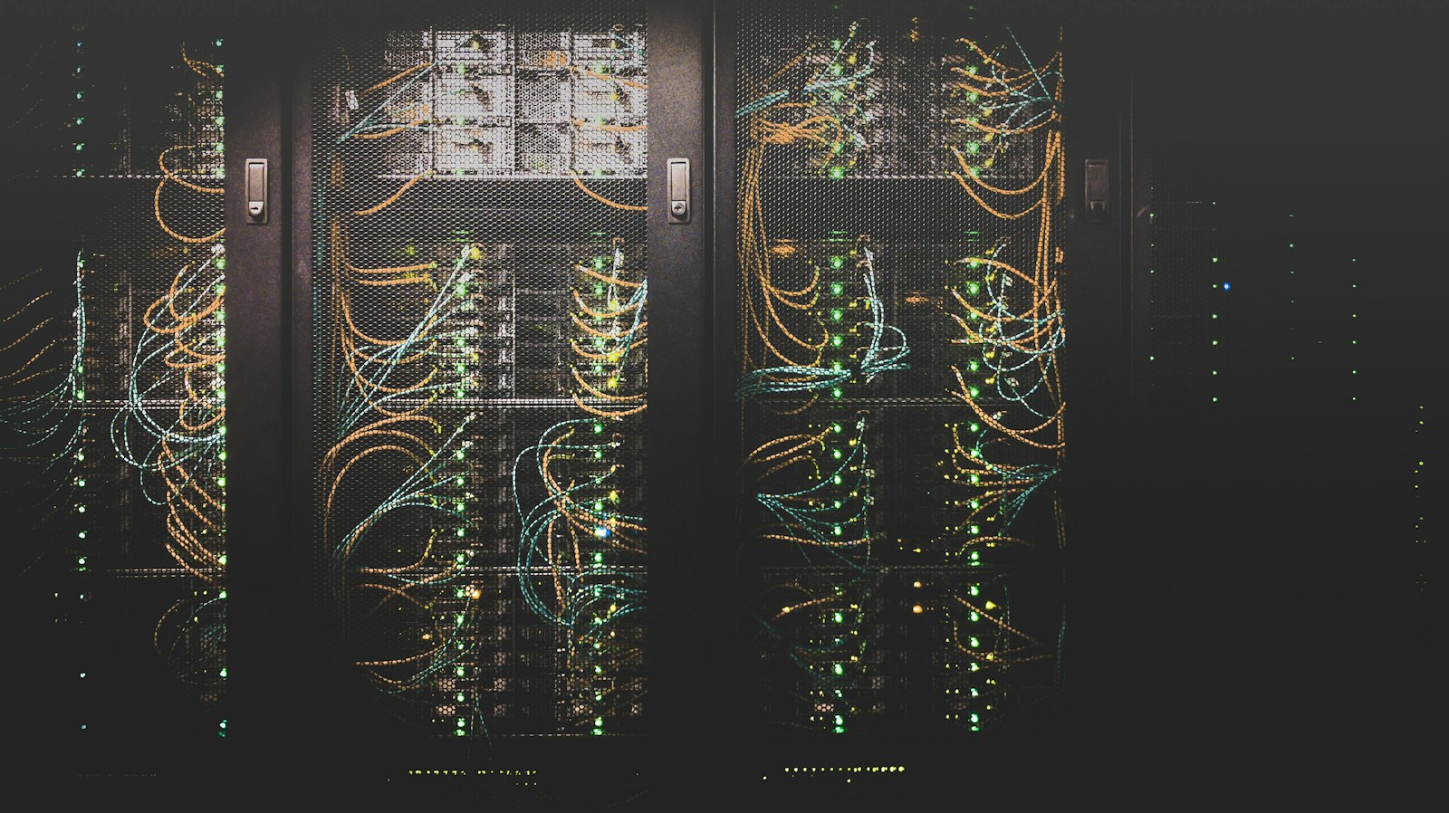 Image d'illustration — câbles réseau d'un centre de données