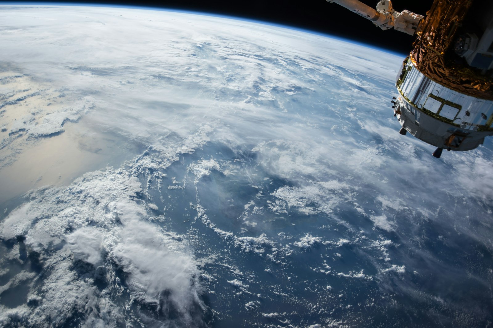 Image d'illustration — la Terre et sa couverture nuageuse vues depuis l'espace.