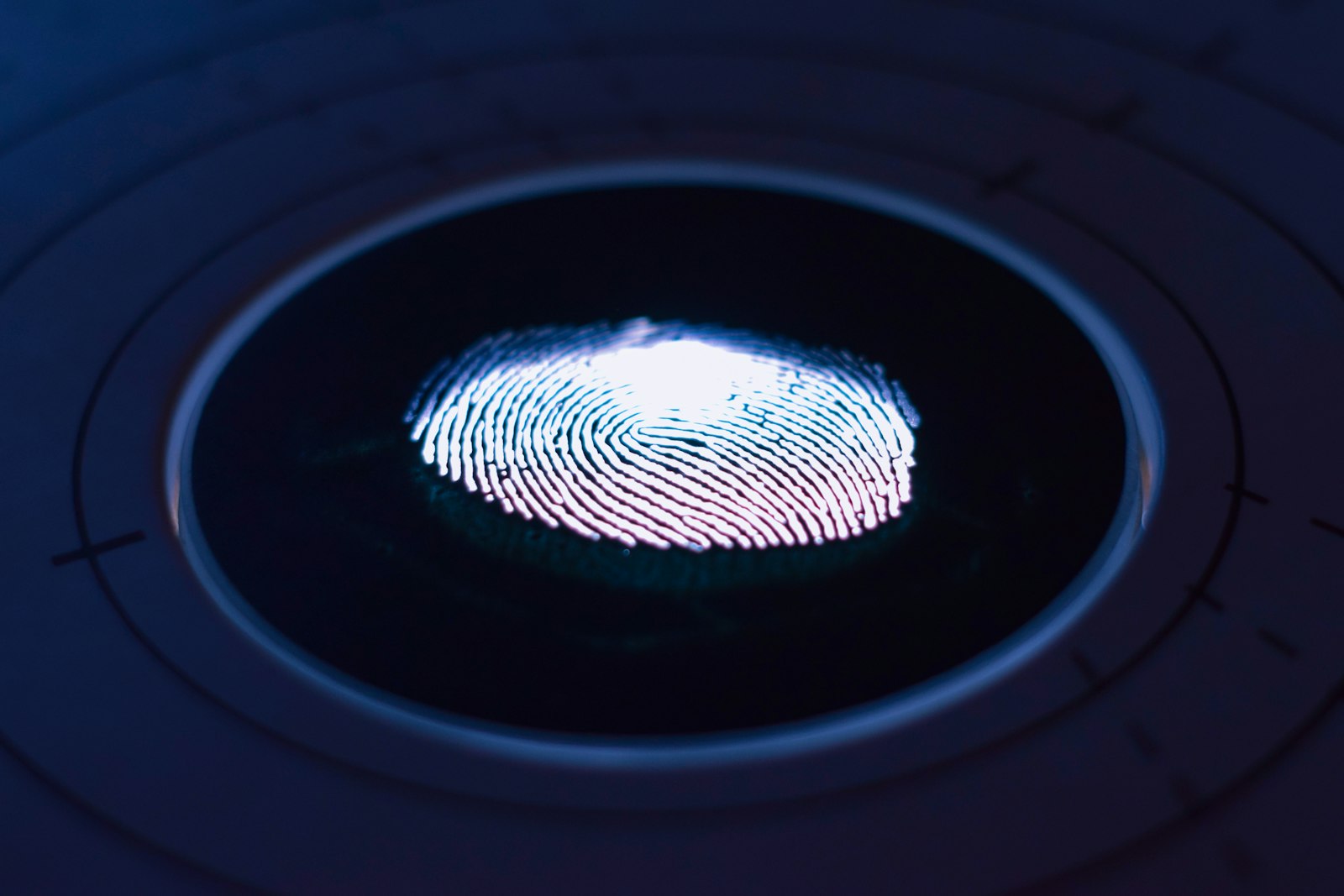 Image d'illustration — une empreinte digitale lumineuse, symbole de la vérification de provenance d'un contenu