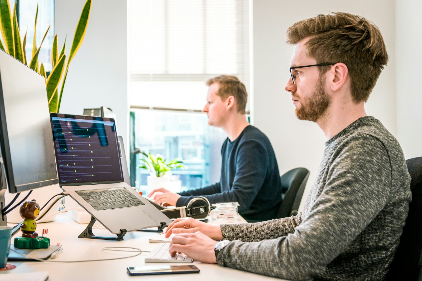 Image d'illustration — un jeune développeur au travail devant son ordinateur