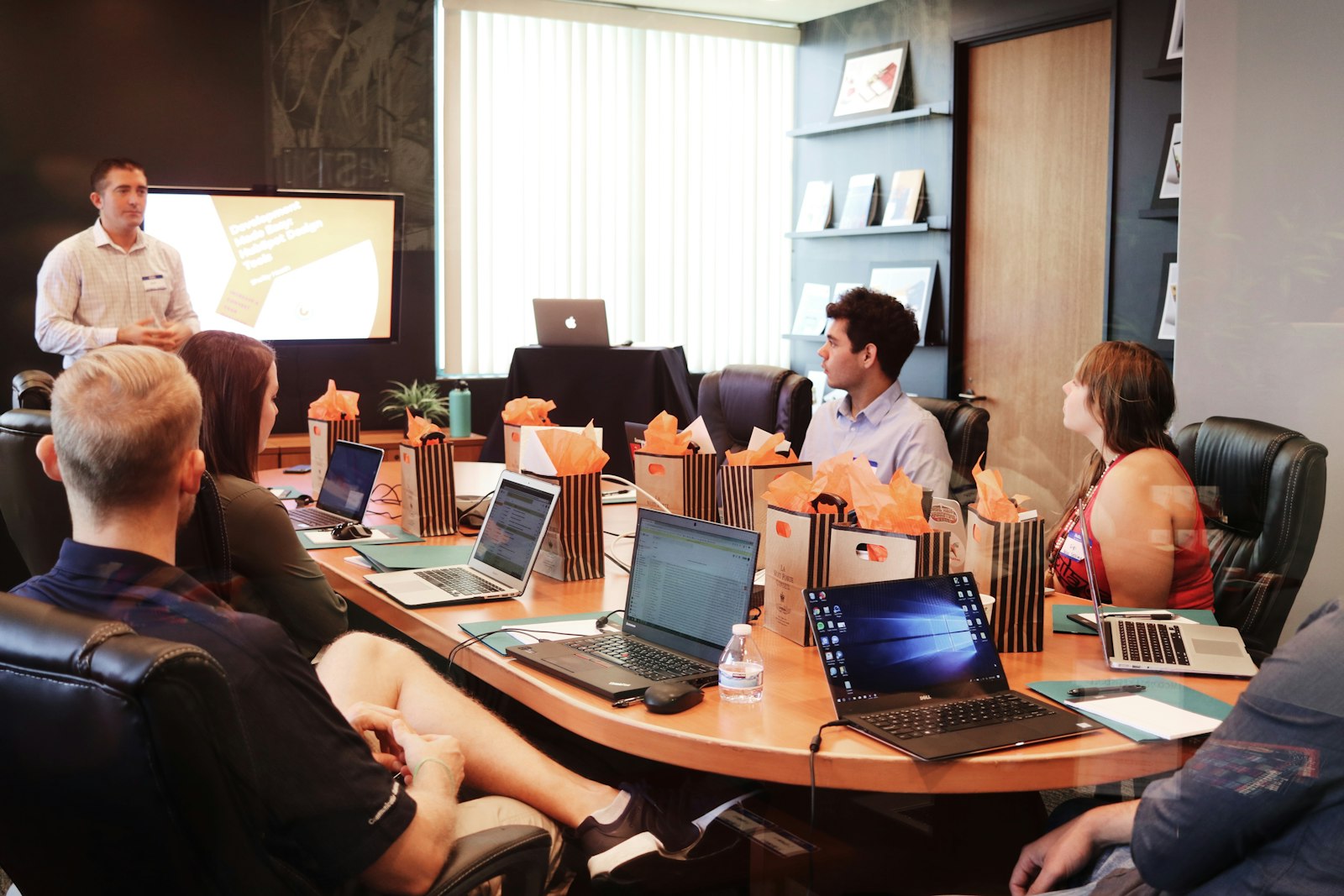 Image d'illustration — une session de formation professionnelle en salle, ordinateurs portables ouverts