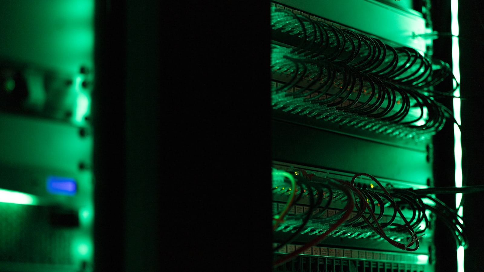 Image d'illustration — baie de serveurs dans une salle sombre. Photo de stock, sans lien avec les installations de Lambda.
