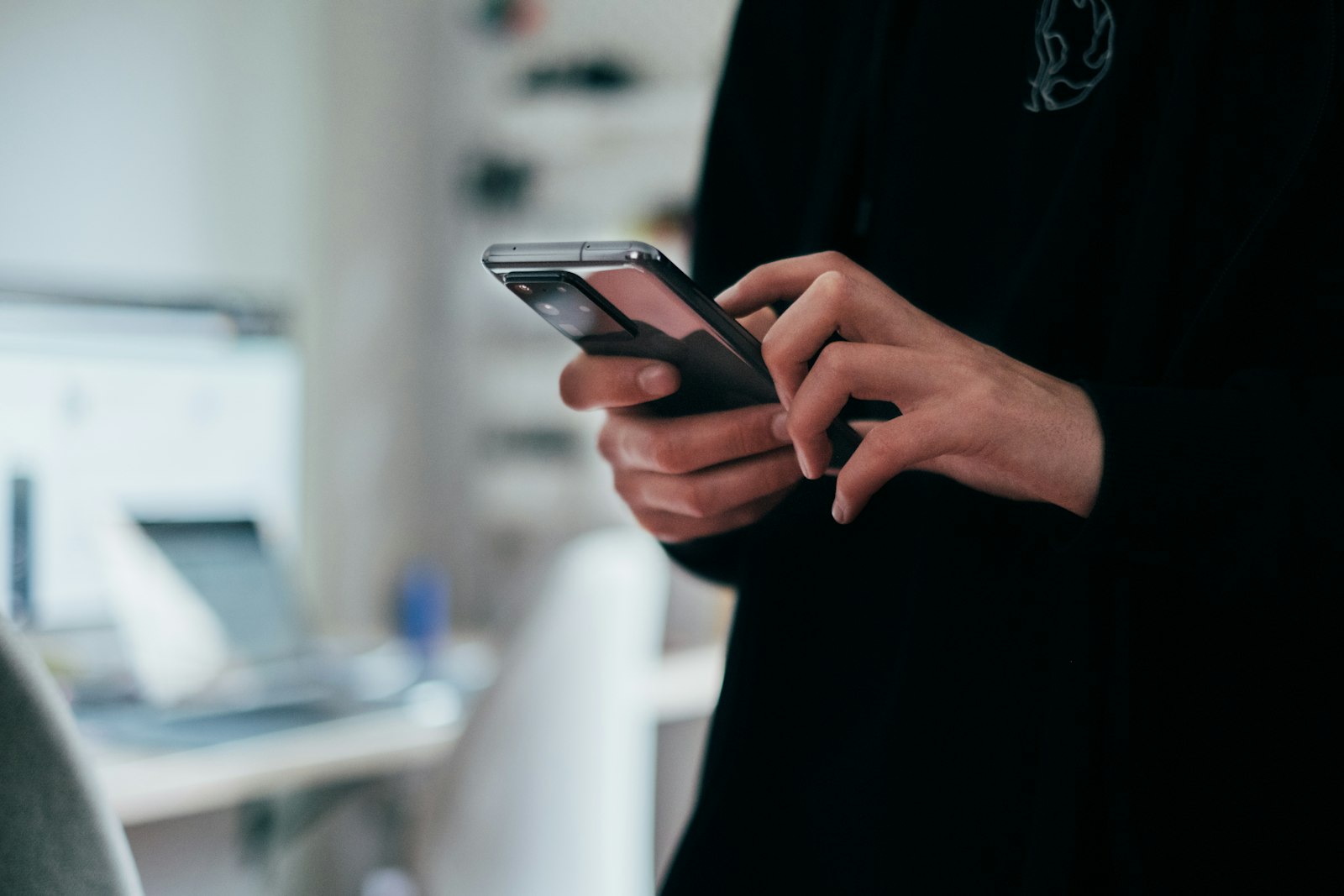 Image d'illustration — utilisateur consultant une application sur smartphone