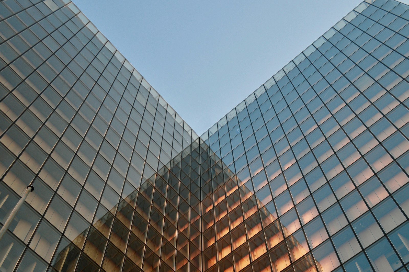 Image d'illustration — un immeuble de bureaux moderne, symbole de la croissance d'une entreprise tech