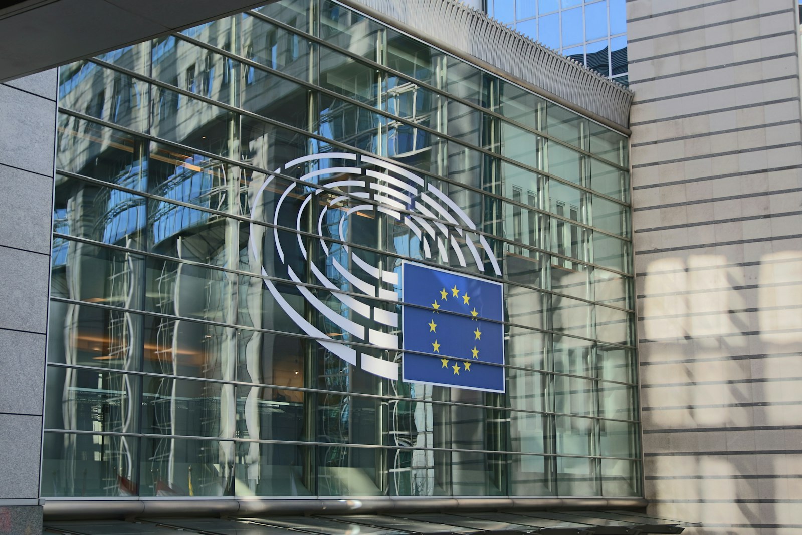Image d'illustration — façade du bâtiment du Parlement européen à Bruxelles.