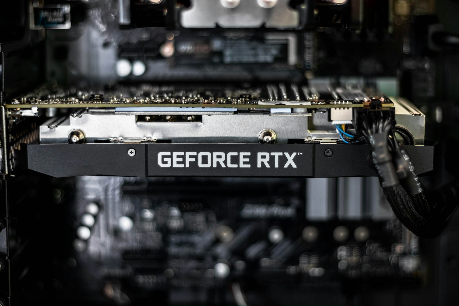 Image d'illustration — gros plan sur une carte graphique GPU, le matériel qui fait tourner ces modèles