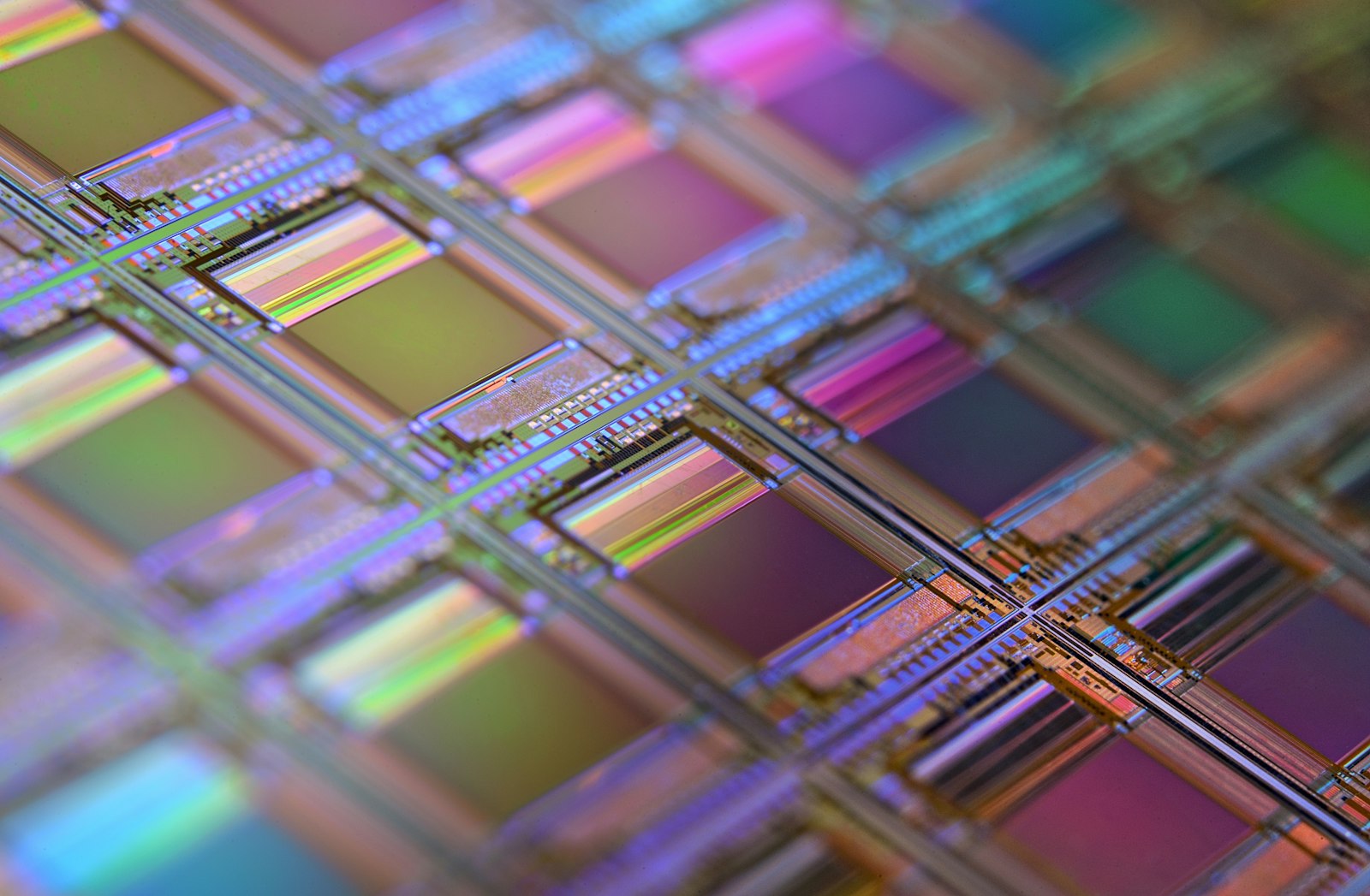 Image d'illustration — gros plan sur un wafer de silicium, dont chaque carré deviendra une puce.