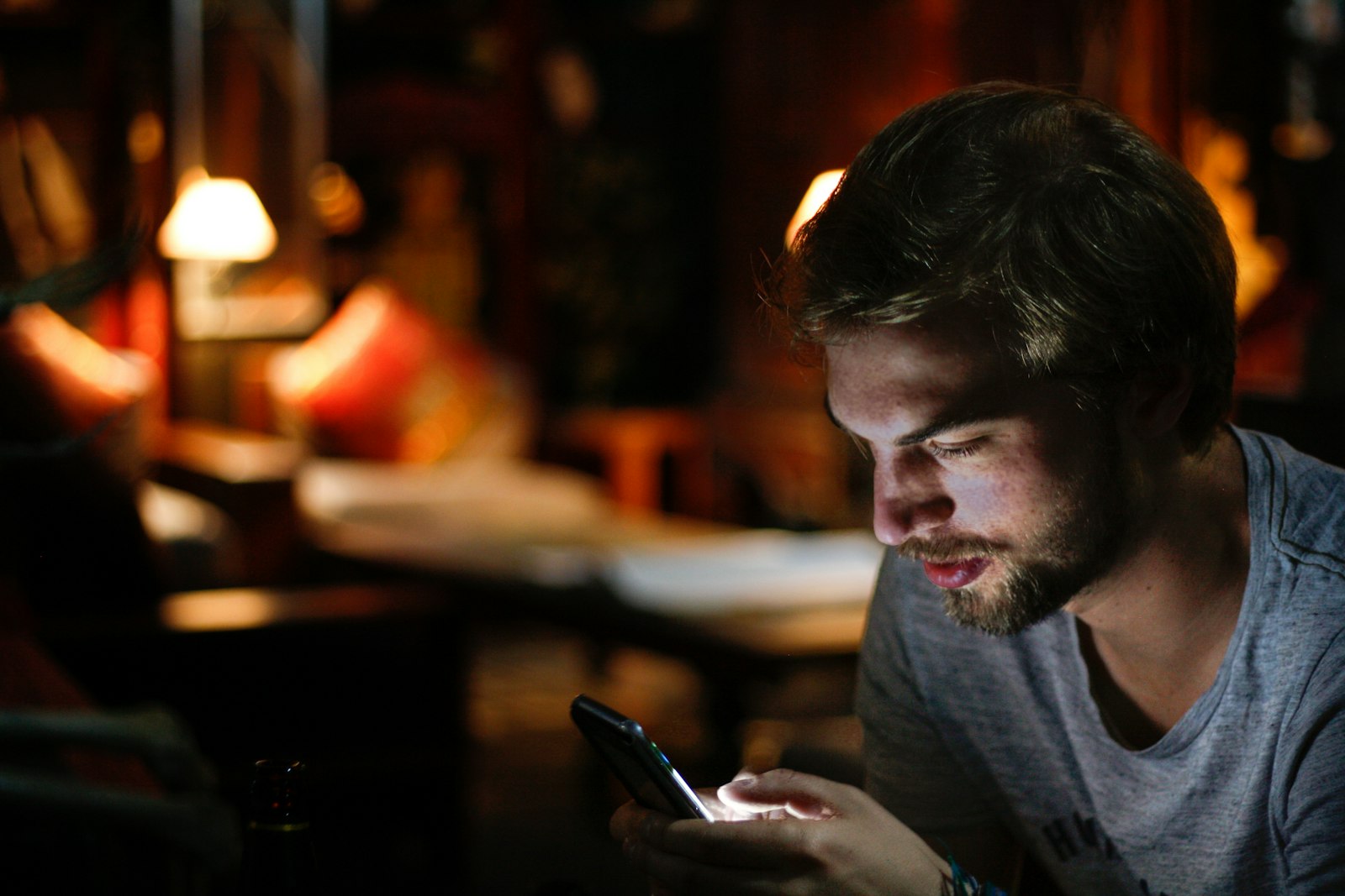 Image d'illustration — une personne consulte son smartphone.