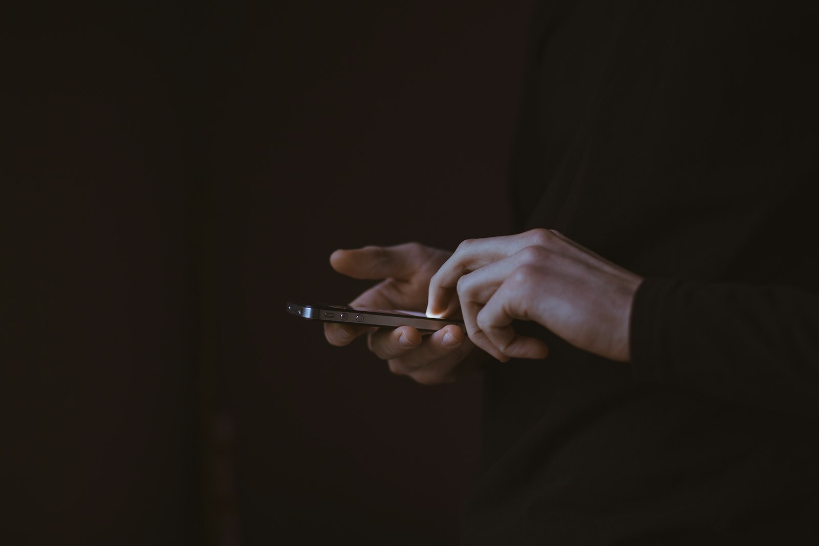 Image d'illustration — un utilisateur consultant une application sur son smartphone